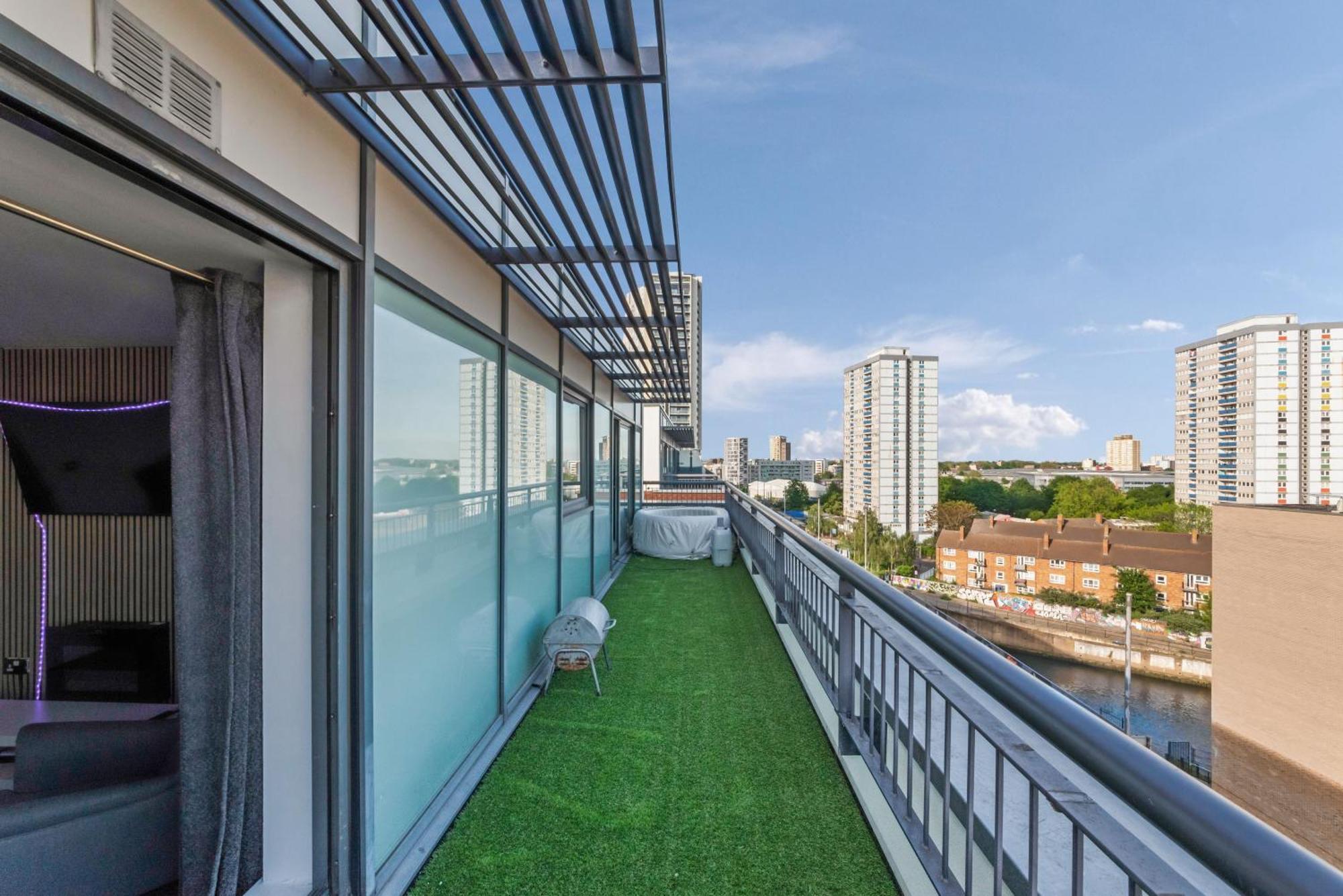 Апартаменты Penthouse W/ Hot Tub Near Stratford, Westfield Лондон Экстерьер фото