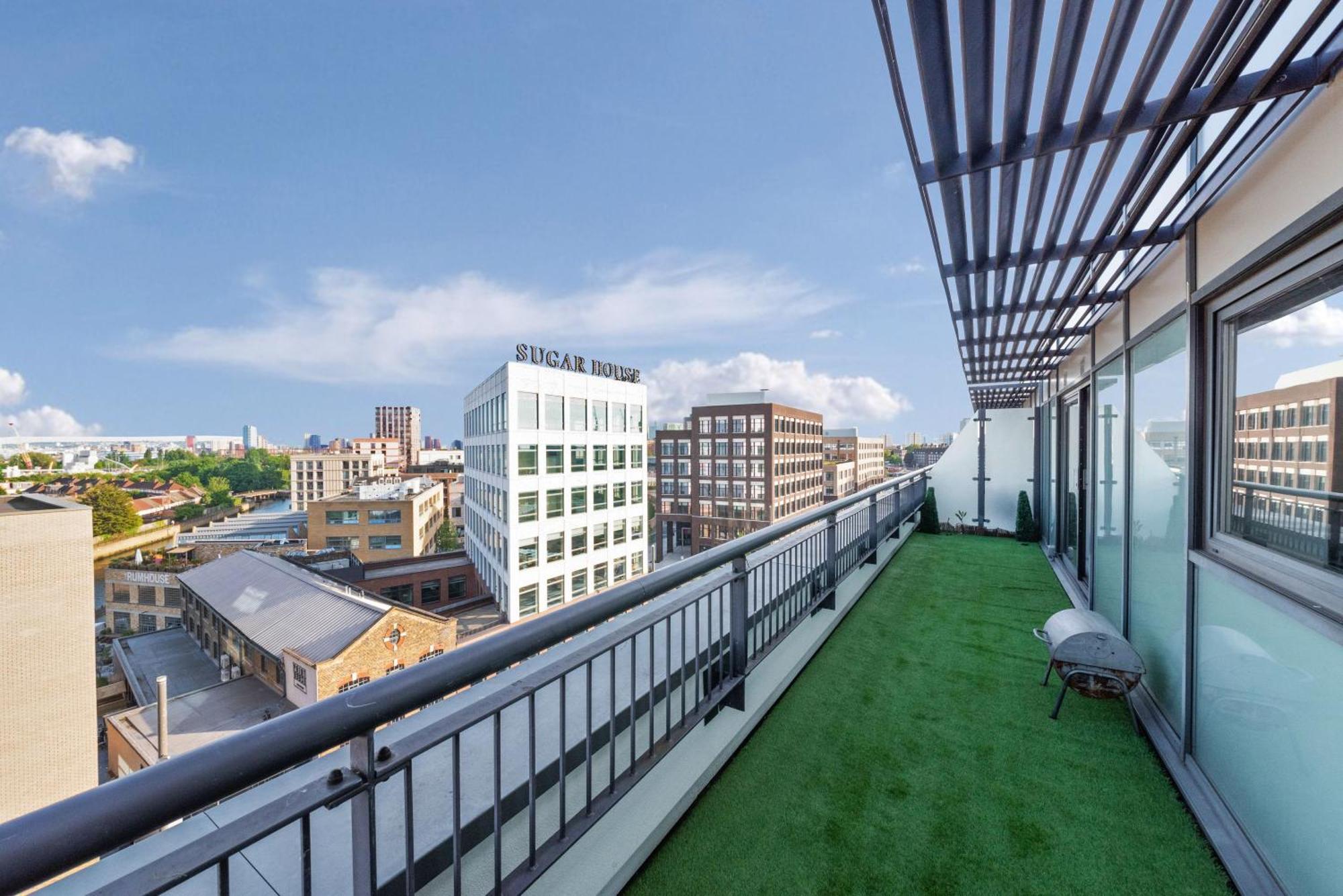 Апартаменты Penthouse W/ Hot Tub Near Stratford, Westfield Лондон Экстерьер фото