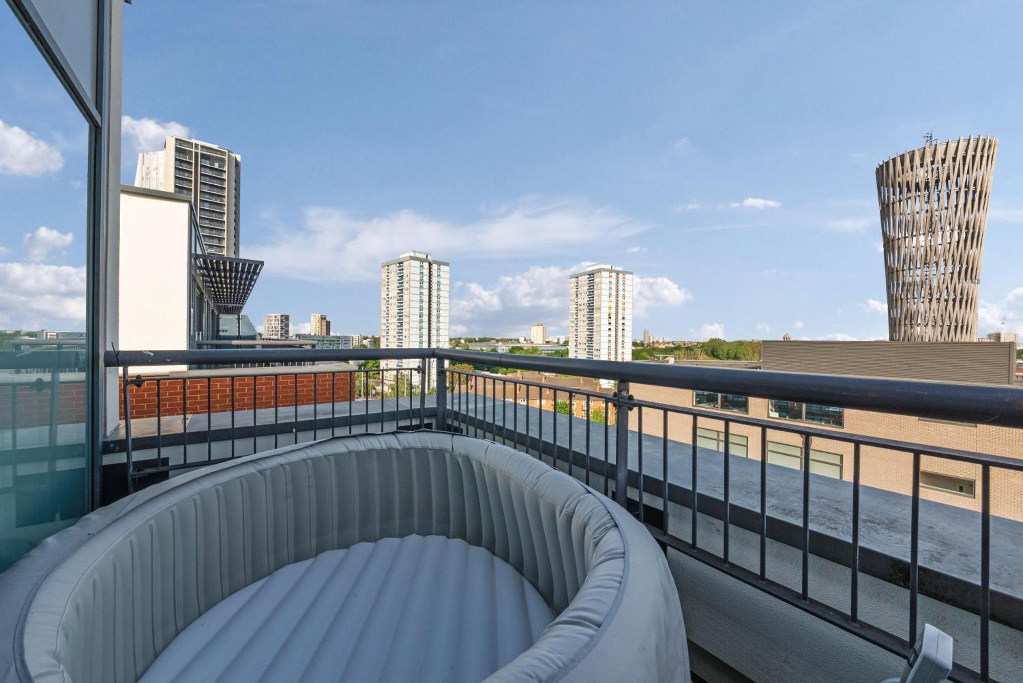 Апартаменты Penthouse W/ Hot Tub Near Stratford, Westfield Лондон Экстерьер фото