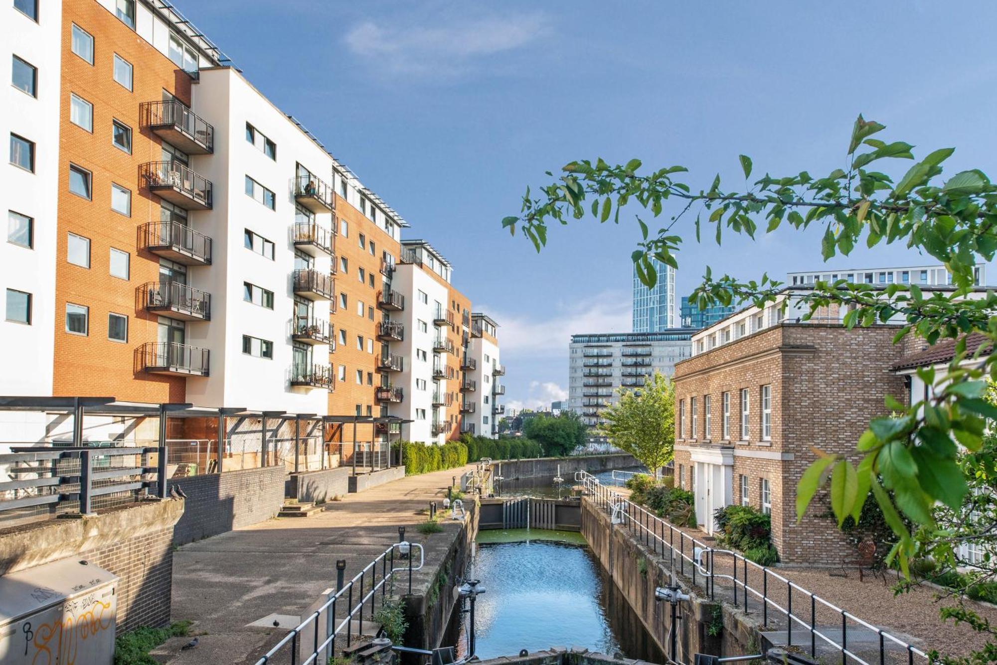Апартаменты Penthouse W/ Hot Tub Near Stratford, Westfield Лондон Экстерьер фото